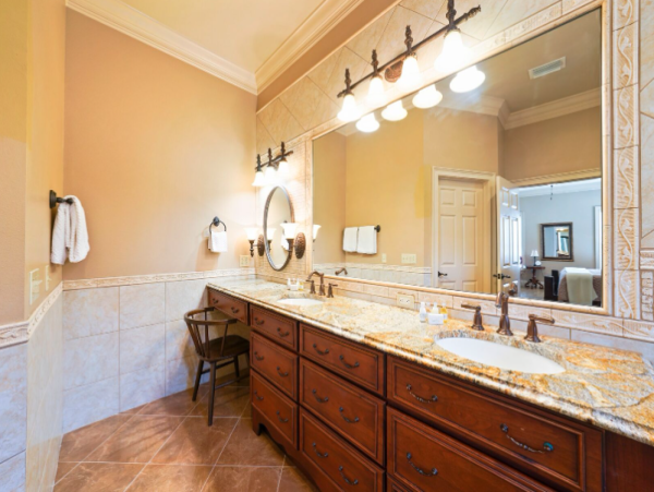 Luxurious Coastal Retreat in Miramar Beach - 7-Bedroom Home Near Beach